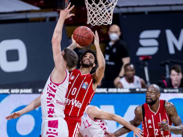 斯与多纳鲁 斯与多纳鲁